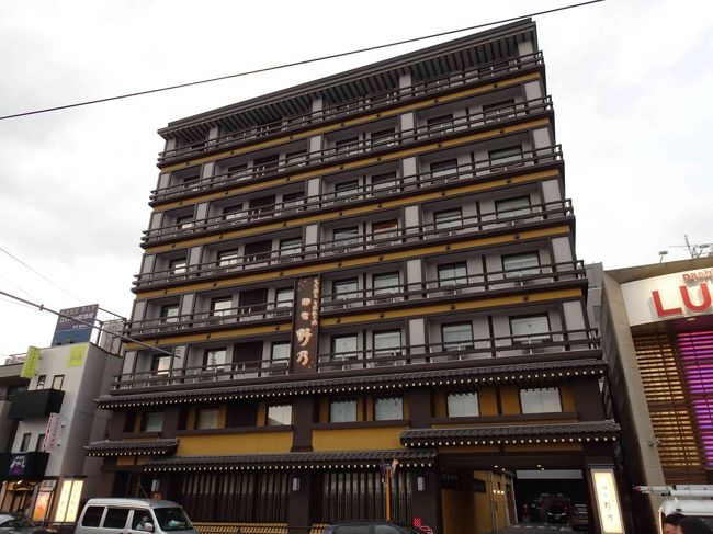 コロナの影響で、2020年1月の旅行を最後に、しばらく出かけることができませんでした・・。 7月にはGoToキャンペーンも始まりましたが、なんと東京都は除外・・・、ということでとっても残念な結果に。10月になって、やっと東京も解禁ということで、早速10月発のGoToトラベルキャンペーンを使って予約、一度行ってみたかった奈良まで3泊4日の旅行に行ってみることにしました。チケットやホテルは、ANAのGoToトラベルキャンペーンで予約を取りましたが、さすがに旅行代35%引き(10万ちょっとが何と36,000引きで6万円台に!)と地域共通クーポン15%(16,000)付きということで、かなりお得! びっくりするほど安く旅行に行くことができました。いやあ、本当に安くて感謝です。<br /><br />往復は、やっぱり新幹線より早い飛行機(ANA便)で往復伊丹空港を利用。宿泊は、JR奈良駅そばのドーミーイングループ 天然温泉 吉野桜の湯 御宿 野乃(のの)奈良に3泊しました。<br /><br />1日目後半は、奈良 法隆寺前の飲食店で奈良らしい昼食から、御宿 野乃 奈良宿泊までです。<br /><br /><br />1日目(10/3土曜日発):自宅→ ANA羽田空港ラウンジ→ ANA013便 羽田7:00発(767-300)→ 8:05伊丹空港到着→ ニッポンレンタカー大阪空港ターミナル営業所(ホンダFITガソリン車)→ 西名阪自動車道 香芝SA(下り)→ 法隆寺→ 大和の茶がゆ、梅そばの昼食→ 法起寺→ 元興寺→ 御宿 野乃(のの) 奈良へチェックイン→ 奈良のうまいものプラザにて夕食→ 宿泊<br /><br /> →GoTo奈良3泊4日旅行2日目(興福寺、朱雀門広場編)に続く<br />https://4travel.jp/travelogue/11655469