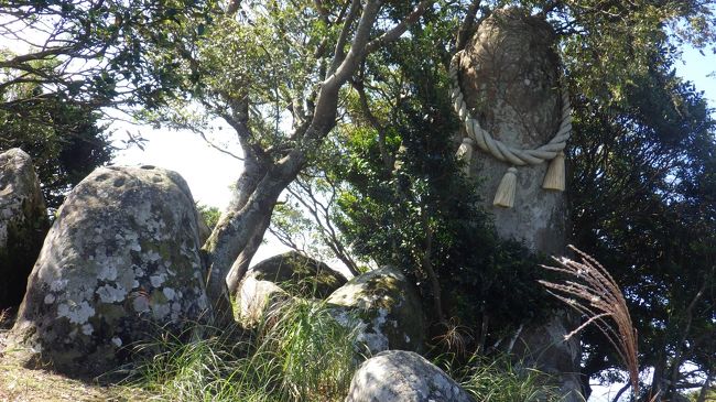 九重の登山口、牧ノ戸峠を後に湯布院に戻り宇佐神宮の前を通り今夜のお宿、真玉温泉山翆荘に４時前に到着。このホテルはスパーランドに併設された宿泊施設でホテル専用の温泉が２か所とスパーランドにも入れます。即ｽﾊﾟに・・<br />国東半島峰道ロングトレイルとは国東半島で古くから行われていた六郷満山峰入行（6～7世紀頃国東に大小多くの社寺が造られ発展した山岳仏教で、現在でも多くの修行僧が10年に一度峯入行を行っている）のコースをベースに登山道、遊歩道を追加しT1からT4とK1からK6まで各10～15Kmの距離を１０コースつないだトレッキングとウォーキングコースになっております。<br />15日　T４コースの出発点が真玉温泉山翆荘となっており、猪群山に登り、パワースポットのストーンサークルを見下山。岩峰の連なる中山仙境に取り付きましたが、登山道が不明瞭で敗退。このコース終了，夷耶馬農村公園隣に3寺社（霊仙寺、実相院、六所宮）に拝観。K1コースの一部旧千燈寺と五辻不動を千燈寺近くの駐車場に車を置き、2時間半歩きます。<br />16日　T1コース熊野磨崖仏，真木大堂、朝日・夕日観音・穴井戸観音のみを歩き宇佐神宮に向かいます。