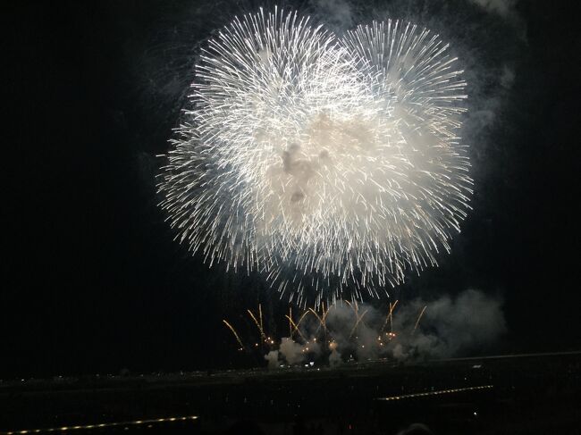 初めて家族で日本三大花火大会の「長岡まつり大花火大会」に行ってきました。花火大会の前日に群馬県・水上温泉、当日に新潟県・越後湯沢温泉、翌日に群馬県・草津温泉に泊まりました。<br /><br />8月1日(水)水上温泉泊<br />8月2日(木)群馬県谷川岳一ノ倉沢 → 長岡まつり大花火大会 → 越後湯沢泊<br />8月3日(金)肉処バッファロー → 四万の甌穴群 → 群馬県草津温泉泊<br />8月4日(土)草津温泉観光 → 大澤屋で水沢うどん → こんにゃくパーク → 帰宅<br /><br />