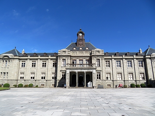2020年10月に1泊2日で山形へ旅行しました。仕事の都合で金曜日に休暇がとれることになりました。せっかくの休みなのでどこかに1泊で出かけようと思ったのです。<br /> 旅行のテーマは温泉とラーメン。たまにはそんな旅行もよいでしょう。面倒くさがりで事前にしっかりと計画を立てたりはしないのですが、今回は食事をする店と温泉についてはしっかりと決めておきました。また、交通手段は新幹線での往復としましたが、JR東日本の「えきねっとトクだ値」を利用することにしました。<br /><br /> 予定としては、10/16(金)の朝に大宮を出発して山形へ。山形市内を観光して当日は山形に宿泊。翌日に赤湯、米沢を観光して新幹線で帰るという日程を考えました。<br /><br /> この旅行記は、旅行初日、山形に到着し市内散策するまでを記しています。