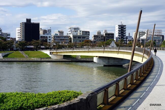 曳舟駅から鳩の街通り商店街を通り隅田川沿いを下り隅田公園辺りから東京スカイツリーまで、「案内板（案内板が立つだけの名所旧跡）」の多い地区を散策し最後はスカイツリー奥の押上駅から帰りました。<br />※名所旧跡、民俗歴史、文化財などに関し、客観性を保ちながら短くまとめた文章が掲載された案内板は、例え対象が小ネタあっても無いよりあった方が良いと思います。<br /><br />12:00　曳舟駅<br />ふじのき公園　東京都墨田区東向島２丁目　<br />万屋糸店　東京都墨田区東向島２丁目　<br />鳩の街通り商店街　東京都墨田区向島５丁目　<br />鈴木荘　東京都墨田区向島５丁目　<br />吉川英治旧居跡　東京都墨田区東向島１丁目　墨田区立寺島保育園<br />榎本武揚旧居跡　東京都墨田区向島５丁目１３ マンション前<br />依田学海（がっかい）東京都墨田区向島５丁目　墨田区立言問小学校<br />成島柳北（りゅうほく）東京都墨田区向島５丁目　墨田区立言問小学校<br />12:35　野口雨情歌碑　東京都墨田区向島５丁目　隅田公園の端部<br />墨堤植桜之碑　東京都墨田区向島５丁目<br />正岡子規居住の碑　東京都墨田区向島５丁目<br />長命寺桜もち 山本や　東京都墨田区向島５丁目<br />三浦乾也旧居窯跡　東京都墨田区向島５丁目<br />12:40　長命寺　東京都墨田区向島５丁目　隅田川七福神巡り<br />出羽三山の碑　東京都墨田区向島５丁目　長命寺内<br />松尾芭蕉句碑　東京都墨田区向島５丁目　長命寺内<br />12:50　弘福寺　東京都墨田区向島５丁目　隅田川七福神巡り<br />淡島寒月旧居跡　東京都墨田区向島５丁目　弘福寺内　<br />池田冠山墓（大名）　東京都墨田区向島５丁目　弘福寺内　<br />隅田公園少年野球場　東京都墨田区向島５丁目　<br />13:00　言問団子　東京都墨田区向島５丁目<br />言問団子と郡司大尉　東京都墨田区向島５丁目<br /><br />隅田川<br />石造墨堤永代常夜灯　東京都墨田区向島５丁目１　隅田川沿い<br />桜橋　東京都墨田区向島５丁目１ 　隅田川<br />13:20　堤下の大鳥居と竹屋の渡し<br />三圍神社　東京都墨田区向島　隅田川七福神巡り<br />日々翁助　三圍神社　東京都墨田区向島<br />歌川国芳墓　三圍神社　東京都墨田区向島<br />宗因白露の句碑　三圍神社　東京都墨田区向島<br />三圍のライオン像　三圍神社　東京都墨田区向島<br />宝井其角の句碑　三圍神社　東京都墨田区向島<br />佐多稲子旧居跡　すみだ郷土文化資料館前<br />13:50　すみだ郷土文化資料館　東京都墨田区向島<br />隅田公園　東京都墨田区向島１丁目３<br />隅田公園 魚つり場　東京都墨田区向島２丁目１－１<br />牛嶋神社　東京都墨田区向島１丁目４－５<br />撫牛　東京都墨田区向島１丁目　牛嶋神社<br />浮島の牛牧　東京都墨田区向島１丁目　牛嶋神社<br />烏亭焉馬（うてい えんば）の狂歌碑　牛嶋神社<br />14:15　二峯先生之碑　高林二峯　隅田公園<br />堀辰雄住居跡案内板　隅田公園<br />隅田公園　東京都墨田区向島１丁目３<br />小梅児童遊園　東京都墨田区向島<br />とうきょうスカイツリー駅　東京都墨田区押上<br />東京スカイツリー　<br />すみだ水族館　<br />東京ソラマチ　<br />郵政博物館<br />15:00　押上駅(スカイツリー前)<br />