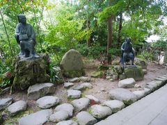 なつかしや　岩にしみいる　秋の雨