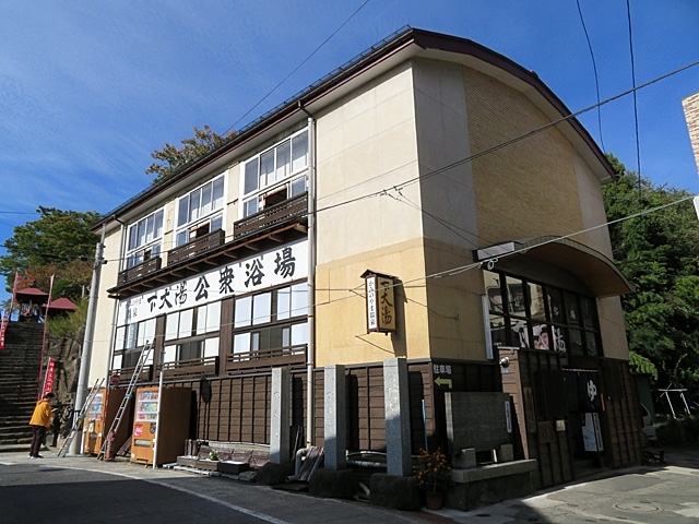 2020年10月に1泊2日で山形へ旅行しました。仕事の都合で金曜日に休暇がとれることになりました。せっかくの休みなのでどこかに1泊で出かけようと思ったのです。<br /> 旅行のテーマは温泉とラーメン。たまにはそんな旅行もよいでしょう。面倒くさがりで事前にしっかりと計画を立てたりはしないのですが、今回は食事をする店と温泉についてはしっかりと決めておきました。また、交通手段は新幹線での往復としましたが、JR東日本の「えきねっとトクだ値」を利用することにしました。<br /><br /> 予定としては、10/16(金)の朝に大宮を出発して山形へ。山形市内を観光して当日は山形に宿泊。翌日に赤湯、米沢を観光して新幹線で帰るという日程を考えました。<br /><br /> この旅行記は、旅行初日、山形駅からかみのやま温泉へ向かい、温泉に入ったり、温泉街を散策、山形に戻って夕食をとるまでを記しています。