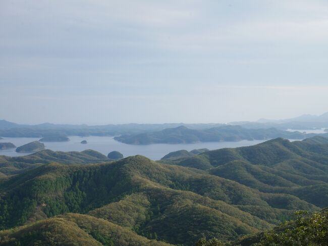 島の北側の観光を終えて次は来た道を戻って島の中部の観光。<br />またもや長距離の移動。<br />外の景色もあまり変わり映えがしなく相変わらずの山道。<br />実は対馬（というか対馬市）は全国の市町村の中で一番山が多い。<br />その数なんと177。<br />すごく高い山があるわけではないけど数は断トツ。<br />つまり対馬はほとんど山、ということ。<br />そりゃ景色も変わり映えしないだろう。<br />ちなみに今回島を南から北に移動したけどもちろん高速道路なんてない。<br />これだけ山が多いと高速道路も作れないんだろうなぁ。<br />さてそれでは対馬観光の2日目の後半戦をどうぞ。