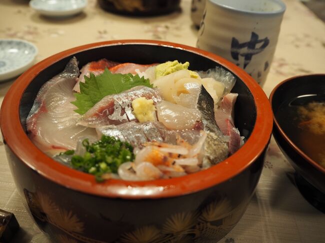 Go Toキャンペーンを使って3泊4日の熱海・伊豆旅行へ行ってきました。<br />久しぶりに友達家族と合流しての4人旅です。<br />当初、友達家族を熱海駅ピックアップして2泊3日の予定でしたが、熱海駅での待ち合わせの時間が早かったためGo Toキャンペーンで宿を探したら激安プランを発見。<br />ならば先に行って3泊4日の旅にしようと即決。<br /><br />1泊目熱海では、海鮮丼や流行のスイーツを食べ歩き、激安宿での温泉を満喫しました。<br />2泊目、3泊目は露天風呂付き客室で豪華にグルメ三昧。<br />2.3泊目は、ぴくしーの中ではベスト3に上がるほどの贅沢旅となりました。<br /><br />また、3泊ということで地域共通クーポン券もかなりの金額があり、お土産やホテルの支払い、伊豆シャボテン公園、伊豆パノラマパークのロープウェイに使えたことで、より贅沢な旅をすることが出来ました。<br /><br />食べて飲んで温泉三昧の旅行ですが、最後までお付き合いいただければ嬉しいです。<br /><br />今回行ったところ<br />熱海『寿し忠』http://www.izu.co.jp/~sibazaki/<br />熱海プリンカフェ2ndhttp://2nd.atami-purin.com/<br />いちご ボンボンベリー熱海ハウス http://www.atami-bonbonberry.com/#wrapper<br />熱海風雅https://www.atami-fuga.com/<br />