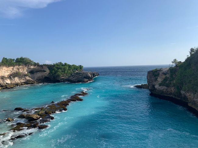 白い砂浜と青い海、南国のイメージそのものの景色広がるレンボンガン島。<br />バリ島のサヌールから、スピードボートで約30分で到着します。<br />そのレンボンガン島の南に位置する小さな島、チュニンガン島のブルーラグーンに行ってきました。<br />その名の通り、青い海が綺麗で感動です。<br />自然が生み出した絶景。お勧めです！<br />レンボンガン島からチュニンガン島まで、橋がかかっていて、バイクで渡る事が出来ます。<br />その橋、イエローブリッジからバイクで約5分の所にブルーラグーンがあります。<br /><br />手付かずの自然残る島々で、隠れ家がたくさんありました！