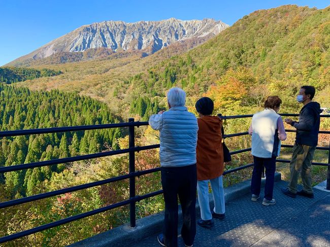 ご訪問ありがとうございます！<br />今年も紅葉の国立公園大山南壁の季節に入りました。<br />大山環状道路、鍵掛峠展望台から見る大山南壁は紅葉に包まれはじめています。