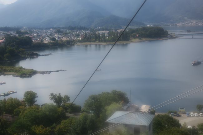 富士山の初冠雪のニュースを見て、心をくすぐられ１０月の初めに、河口湖から、富士の裾野を回り、帰りは箱根で温泉に浸かり帰宅。ルートは、東名高速が、リニューアル工事ということもあり、渋滞を避けるべく少し遠回りではあるが、茅ケ崎ICから圏央道で北上し、中央高速に接続する道を選んだ。新しい高速は、なかなか便利である。東名高速一辺倒から、いろいろのチョイスができる。途中厚木PA、談合坂SAで小休止をとり、河口湖に向かう。談合坂SAは、昔に比べ、きれいになっており、お土産の品数も増えていた。高速道路は、自粛モードが続いている関係からかなり空いていた。貨物自動車が多かった。観光バスもちらほら見えていたことから、Go Toトラベルの効果もあり、徐々に人が動き出したと感じた。<br /><br />河口湖ICを降りた時間が、丁度昼時であったので、かねてから行ってみたいと思ったレストラン　ロマランに向かう。このレストランは、オ－ナーが自ら育てた無農薬有機野菜をつかい、またパン、デザートもホームメードである。料理の味も大変おいしかった。そのせいか、お昼時は満席であり、口コミの影響は偉大なものであると感じた。その実力が如実に表れていた。また訪れてみたいレストランであった。<br /><br />お昼の後、河口湖のほとりを走り、カチカチ山のロープウエイにのぼり、河口湖と富士山の景観を楽しむべく移動。ロープウエイの入り口には、10台駐車可能となっていったが、満杯であったので、河口湖のほとりの駐車場(無料)に車を止め、入り口まで坂を上った。ロープウエイは、往復900円であった。生憎富士山は、雲がかかっており、頂上は見えなかった。展望台と売店があり、観光客が多く来る場所であった。カチカチ山ということもあり、たくさんの狸の置物が飾ってあった。<br /><br />もと来た道を戻り、河口湖大橋を通り、対岸に出て、河口湖のほとりを走る。車の数が著しく少なく、快適であった。途中お店はなく、寄るところもなかったが、道の駅かつやまのサインがあったので、小休止で寄ってみた。ここは大変小さな道の駅で、販売しているものは少なかった。溶岩で作った石の置物や、富士山のスス竹で作ったかごなど、ローカルの人たちが作ったもので、大変珍しかったので購入した。3時を過ぎたので、今宵のホテルへと向かう。途中少し晴れてきたら、富士山の頂上がくっきり見えた。しかし期待した雪はなかった。林の中をホテルに向かう。アカマツの高い木々の林の中にあるホテルであった。林の景観は良いが、周りはほとんど、さえぎられており、富士山も見ることはできなかった。<br />