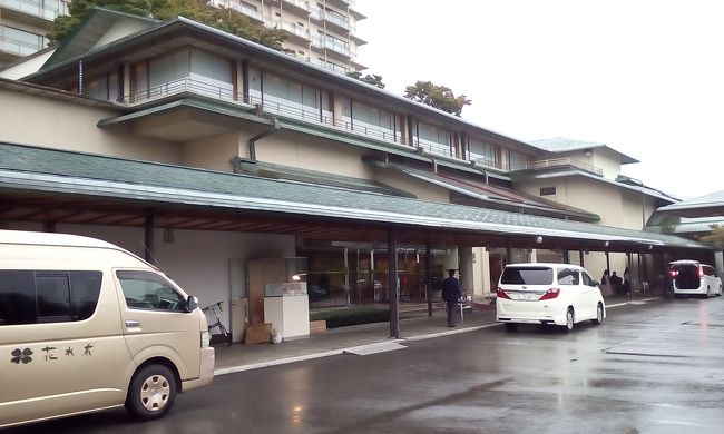 10月17日土曜日に親子三世代でナガシマリゾートに遊びに行ってきました。<br /> 日程が土日だったため、どうにか予約が取れたのは、「ホテル花水木別館」でした。<br />当日は予報どおりの雨天で、「ナガシマスパーランド」に近づくも孫達は、楽しさ半減で車内は盛り上がらず、午後2時過ぎにチェックインしました。<br /> 広々としたロビーから別館に至り、案内された和室に荷物を置いてジャズドリーム長島へ買い物等に出かけ、その後は「湯あみの島」に入浴です。<br />入浴後は豪華な会席料理に舌鼓。<br /> 就寝前に館内の庭園風呂「瀧の湯」に入って就寝しました。<br /> 翌日は晴天に恵まれ「スパーランド」で夕方まで遊び、「ナガシマスパーランド通行証」にて「ホテル花水木」に再入館し、それぞれの好みに合わせて館内の庭園風呂、若しくは「湯あみの島」に入湯し、GOTOトラベルにあやかってリッチな時間を過ごして来ました。<br />