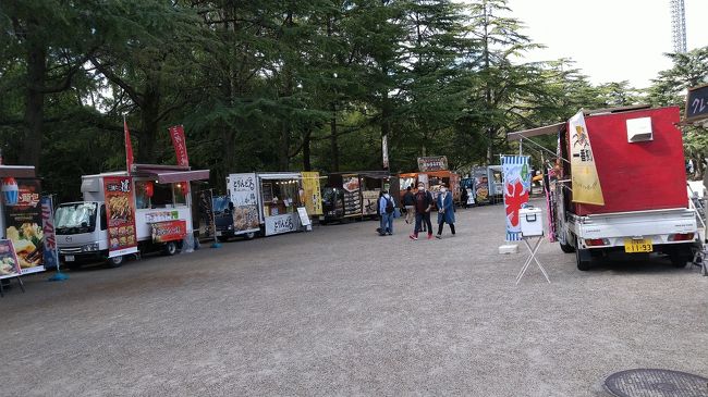 鶴舞公園で友人と待ち合わせしました。<br />お喋りも外の方が安心です。ちょうど秋祭りを開催していて<br />車の販売が数珠つなぎになって賑やかでした~!<br />テントを張って寛いでいる人たちもいました。<br />久々の青空で、暑いくらいの日差しでありがたかった~