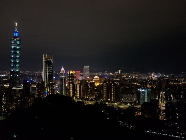 今回は台湾の中心都市である台北を起点に3泊4日の旅行をしました。<br /><br />3日目は台北の中心地を主に散策しました。<br />午前中は西門町から龍山寺へ。<br />お昼はあの鼎泰豐(支店ですが)に向かい、休憩の後に夜は象山からの夜景を堪能しました。