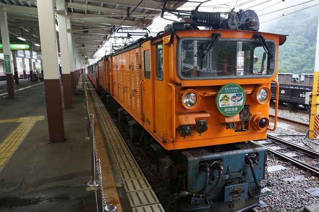 季節の変わり目、富山・長野を旅してきました。<br />コロナが心配ですが、細心の注意を払って、楽しんできました。<br />画像は、欅平駅行トロッコ列車@黒部峡谷鉄道 宇奈月駅にてです。<br /><br />1日目…ちょい旅~2020 千葉・成田市編~→富山旅行記~2020 黒部市編~その1→その2→地鉄宇奈月温泉駅→黒部峡谷宇奈月駅→黒部峡谷欅平駅→黒部渓谷散策→黒部渓谷欅平駅→黒部渓谷宇奈月駅→宇奈月温泉(泊)<br />2日目…地鉄宇奈月温泉駅→地鉄立山駅→ケーブル立山駅→ケーブル美女平駅/美女平バス停→室堂バス停→室堂散策→室堂バス停→美女平バス停/ケーブル美女平駅→ケーブル立山駅→立山(泊)<br />3日目…ケーブル立山駅→ケーブル美女平駅/美女平バス停→室堂バス停→大観峰バス停/ロープウェイ大観峰駅→ロープウェイ黒部平駅/ケーブル黒部平駅→ケーブル黒部ダム→黒部ダム散策→黒部ダムバス停→扇沢バス停→大町温泉郷バス停→大町温泉(泊)<br />4日目…大町温泉郷バス停→信濃大町駅前バス停/JR信濃大町駅→JR穂高駅→大王わさび農園→安曇野わさび田湧水群公園→穂高わさび園→JR穂高駅→JR松本駅→松本城→松本(泊)<br />5日目…松本空港→神戸空港