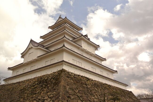 恥ずかしながら親になって子供に何か教えた事なんて何も無いんですけど、ちょうど会津若松へ行く用事があったもんで、会津藩の什の教えを子供らに見せてやろうと無理やり連れてった時のやつ。<br />まぁ意味なんて分かる訳がないんですけどね(笑)<br /><br />日本屈指のSAMURAI CITYである(勝手に今作りました)会津若松に連れて来ることによって、実直な侍がいた時代の残り香が子育てのヒントになり得るかと思って(汗)<br /><br />うそです。<br />もともと用事がありました(笑)<br /><br /><br />で、初日は来るだけだったので、いきなりホテルです。<br />今回は会津若松市内にある東山温泉の東山グランドホテルです。<br />大江戸温泉物語系列になってました。<br />まあ子供らが大好きなブッフェ形式のご飯だもんで、テンション高めではある(^o^;)<br />会津の奥座敷、東山温泉は良い湯でございました♪♪<br /><br /><br />では翌朝。<br />大事なミッションは、猪苗代地ビール館と喜多方と南会津に行くことですが、それ以外は鶴ヶ城に気高く掲げてある「会津藩什の掟」を見せること( ・`д・´)キリッ<br />もうね、最近大きくなってきて男2人だと、ウロチョロし、うるさくし、落ち着きなく、バカばっかりなのです。<br />ダメと言ったらダメなんだよ!!<br />理由はない、ダメなものはダメ!!<br />そしてちょっとは侍らしい残心の精神(←子供には無理。いや大人も無理)を学ばせたい。<br /><br />ということで、鶴ヶ城へ。<br />とにかくデカい。<br />こんなにデカかったっけ?<br />古くは芦名氏が伊達政宗に攻め落とされ、新しくは松平容保率いる会津藩が新政府軍に攻められた際には山本八重(のちの新島八重)たちの活躍もあり1ヶ月も籠城して耐えていたという、生粋の大河ドラマの舞台なのだ。<br />そんな古臭い会津に魅力を感じてます(*・ω・)ロマンチスト<br /><br /><br />最後に日光から会津までの街道に栄えた大内宿の宿場町に立ち寄り、もう最後まで歴史づくめなのです。<br />そろそろ家族から嫌がられるな(;^_^A<br />大内宿は全てのお家が茅葺き屋根の伝統集落が素晴らしい宿場町。<br />あとはネギで食べるねぎそばが有名よね。<br />今回は食べられなかったが、いつか一度は食べてみたいかな♪<br /><br /><br />歴史香る会津路。<br />子供らもそんな歴史が好きな大人になってもらいたいもんだわ♪♪<br /><br />おしまい