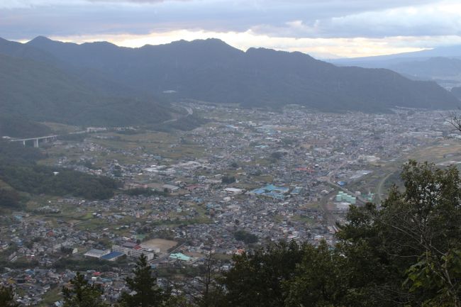 長野県・坂城の葛尾城跡へ登ってきました。<br />葛尾城は戦国時代・北信濃の戦国武将だった村上義清の居城だったところです。<br />村上義清と言ってもあまり有名ではありませんが、生涯70余りの合戦で2敗しかしなかった常勝・武田信玄が、その2敗を喫した「天敵」の武将です。<br />大河ドラマ「風林火山」では、主人公の山本勘介(内野聖陽さん)と武田信玄(4代目・市川猿之助さん)の強敵として、「中ボス」として登場、永島敏行さんが演じていました(「ラスボス」はガクトの上杉謙信)。<br />武田信玄を苦しめた強敵の居城らしく、なかなかハードな山登りでした。