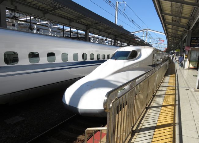 2020年1月中旬にドバイ、アブダビへの旅の後、新型コロナ問題で、旅はしなかった。go to トラベルが始まり、それを利用して、今回東京の帝国ホテルに二泊してきた。実質半額になる有難い制度だ。<br /><br />新幹線グリーン車で小倉駅を2020年10月25日10:31にのぞみ20号で出発し、東京駅に15:13到着。帰りは10月27日14:09東京駅発のぞみ39号出発で、小倉駅18:50到着。 <br /><br />実は東京まで新幹線で行くということは長い間なかった。昔はそうしていたが、近くに飛行場が3か所あり、料金も安いものが増えたので、わざわざ新幹線を利用する理由が全くなくなったからだ。遅いし高いという二重の弱点を持つからだ。九州や西日本から東京に行くのに新幹線利用というのは、飛行場が近くにない場合だけの不自然な行動になってしまった。<br /><br />やはり4時間40分は長い!車窓からデジカメで久し振りに高速シャッター撮影をした。新幹線の場合、沿線の眺めは大したことはないと再認識した。高いフェンスや電線など邪魔が多いし、トンネルばかりだ。大きい川を渡る時は橋の柱が写りこむし。。<br /><br />高速鉄道が役立つのは大都市間や地方都市間の中距離交通のみだろう。ローカル鉄道はほとんど半死状態で、車やバスになっているし、、。いくら海外売り込みをしても新幹線技術が殆ど売れないのは、よくわかる。長崎や北海道に今でも新幹線新設を運動している人達がいるが、後の運営費を考えると。。。<br /><br />リニアモーターカーに至っては、あれはバブル時代の発想だったと思う。もう引き返せない。。。名古屋に急いで行く用事がそんなにあるとは思えないし、逆もそうだ。<br /><br />以下の写真は小倉駅から東京駅までの行きの列車の進行時間通りに出す。<br />