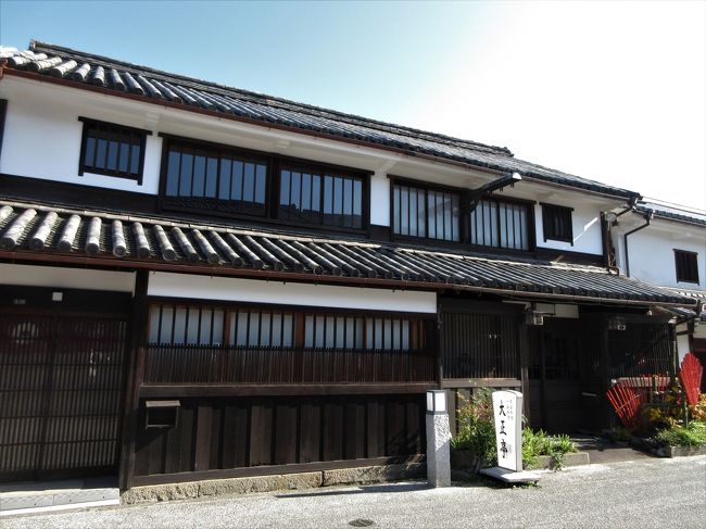 クラス会2日目はホテルをテックアウトした後、美観地区の散歩です。<br />ガイドさんが一緒に町を歩いて説明されました。<br />でも、すぐに忘れる私・・・。<br />あんまり覚えていません。<br /> 大原美術館にも入りましたが、こちらは写真撮影禁止なので写真は外観だけです。<br /><br /> ランチを食べてその後は倉敷駅で解散になりました。<br /><br />写真を見ると、白壁の建物あんまり写していませんでした。<br />おしゃべりに夢中だったからかな。