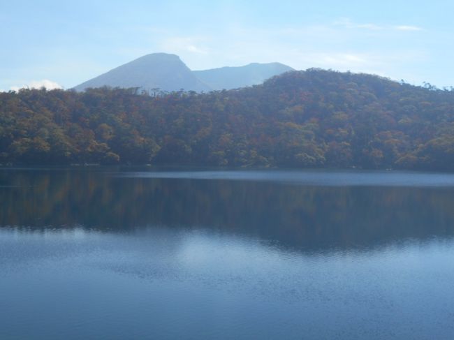 霧島からえびの高原へ周遊バスで行き、黄葉の池巡りコ-スを歩く。但し、火山活動の為、不動池と高原センタ-間が閉鎖中で、不動池は諦める。