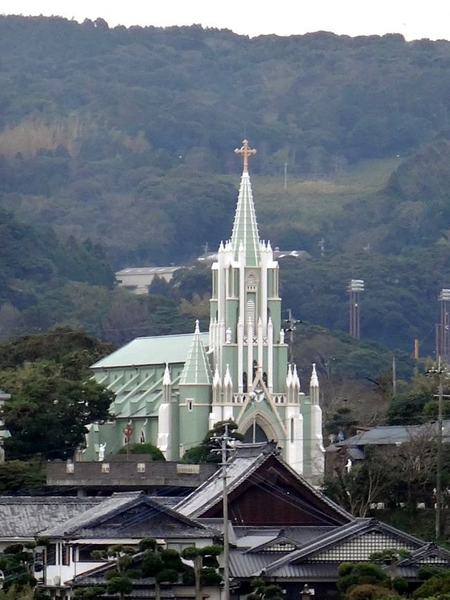 前回、平戸に立ち寄った時は、生月島（いきつきしま）の先っちょまで行こうとしたら、たまたまの週末で、村の「歩こう会」があり、道路にはみ出すように、人がぞろぞろ歩くので、運転しづらくて断念しました。<br /><br />また、平戸の町は、駐車場がわかりにくくて、お城近くの裏手のパーキングに止めたら、アップダウンや距離がありすぎて、オランダ商館のところまで、辿り着けなかった(笑)。<br /><br />そんな過去の悔しさを払拭するために、今回は、このあたりに3連泊しました。けど、楽天トラベルで検索しても、いい宿やホテルがなく、湯快リゾートだけが出てきました。でも、これ、写真を見ると、全室オーシャンビューで、なかなか良さそうです。<br /><br />そんなわけで、「湯快リゾート初体験」となりました。ここって確か、潰れた旅館を買い取って、合理的な経営でやり直しているパターンと認識しているのですが、元の宿の良し悪しで、今の評価も決まると思うので、あくまで、今回、平戸の南にある湯快リゾート体験の話です。<br /><br />まず、チェックイン15時に、50分ほど遅れて到着したら、もう玄関前の駐車場が満車でした。ものすごくスペースがあるのに、障害者用とか、意味不明のロープが張られていて、車スペースの白線の数がものすごく少ないんです。<br /><br />で、仕方なく、急坂を登ったところにある、第二駐車場に行きました。これは私の想像ですが、玄関前のこのスペースって、コロナ前の、ツアーバスがガンガン入っていた頃をイメージすると、バスの乗降や、バスの回転場所として、この無意味に見えるスペースが必要なのかな、と思いました。<br />3連泊中、一度だけ、バスツアーを見かけましたが、私の3連泊中の、宿泊客数をフロントで質問しましたところ、この3日間は、余裕たっぷりある予約状況と聞き、安心しました。<br /><br />ホテル側のコロナ対策として、連泊中の掃除は無しにして、その代わりに館内利用券500円券を2枚もらいました。私個人は、今回の旅で、連泊中の掃除は、すべて断ってます。ツインのシングルユースにしているので、バスタオルも2枚入っておれば、タオル交換も不要、1枚しかなければ、ドアノブに交換アメニティの袋をかけてもらいます。<br />ここでは、買い物券をもらったので、ペットボトルの飲み物とか、おつまみを買いました。<br />お風呂は、エントリー制で、入りたい時間帯に部屋番号を書いて、30分区切りごとに、10組まで、となってます。30分って、短過ぎる、と思いましたが、風呂の入り口でチェックされることもなく、エントリーシートの予約数で、混み具合がわかるから、そのあたりはお客の判断に任せている、という感覚で、とても効率的でした。<br />私はもともと、バイキングの食事は、かなり避けているので、ここでは素泊まりですから、お客たちが食事している、18時あたりに行くと、でっかい浴場に、数組ほどなので、湯船もたくさんあるから、湯船ひとつに1組でまわってました。<br /><br />何よりびっくり喜んだのは、館内のジャンカラのカラオケ室が10室ほどあり、9時から19時までは、1時間無料。19時からの夜の時間帯は、1時間550円。なので、お客が入れ替わる、11時から12時の時間帯に、2度、一人カラオケしました。部屋に一人、ではなく、カラオケ施設に一人だけだったので、隣室の騒音もなく、声帯の筋トレとばかりに、大声で歌いまくりました(笑)。エントリーの紙をよく見ると、毎回30分の清掃タイムが設けられていて、利用した部屋は、清掃消毒をしてくれているようでした。<br />また、チェックアウトは、12時なので、朝ごはんの後に、カラオケ、ボルダリング、ゲームコーナーなど、娯楽施設を使うことも可能なようでした。<br /><br />それより何より、ここって、見事なオーシャンビューで、外国のビーチリゾートによくある、だんだん式のテラスになっていて、各部屋に広いバルコニーがあり、ある晴れた日の午後は、そこで数時間を過ごしましたけど、暑くもなく、寒くもなく、本当に心地のいい時間でした。<br />古い旅館の問題点の一つは、エアコンのシステムで、全館式だと、今のように寒暖差が大きいと、対応できないんですよね。今回、米子、松江、山口、あたりまで、全館式で冷房のみだったので、朝方は、寒くて震えてました。<br />でも、この湯快リゾートは、古いシステムは使わず、各部屋に個別のエアコンが付いているので、安心です。<br />あと、部屋の浴室の換気システムが、ちゃんと作動しておれば、それにより換気もできるので、安心できます。<br /><br />天気のいい日に、海を楽しんで、曇りの1日を、平戸の町歩きに当てたので、写真の出来栄えがイマイチです。いい写真のためには、いい光が必要なんだと、改めて納得します。