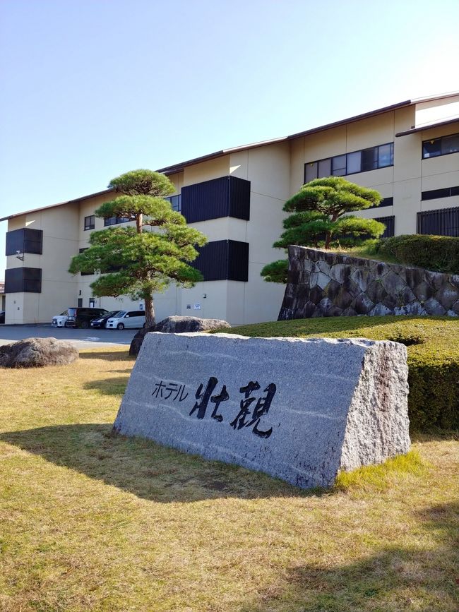 先日誕生日でした<br />当日は仕事が休みで 日中は映画に行ったり<br />スーパー銭湯であかすりしたり 顔剃りしたり<br />自分への プレゼントをしました<br /><br />そういえばとメールで来てたプレゼントを 再度チェックすると<br />楽天の500ポイントプレゼントと共に 出てきました<br />大江戸温泉物語の 5.000円引きクーポンが!!<br />鳴子温泉のそれへ 何度か行ってるので<br />送って来た模様です<br />9/2に来てたのに すっかり忘れてます<br />期限は10/31で 平日限定<br />あわてて 仕事をチェックすると<br />10/30(金)早く帰れるので 近くなら<br />ってんで 松島の壮観の空きを見ると<br />何とか行けそうです<br />夫を誘うも 仕事の後では行けないと<br />つれない返事です<br /><br />では またまた一人で決行です<br />お誕生日クーポンを 隅から隅まで確認しましたが<br />一人で利用は不可 とは書いてありませんので<br />利用OK のようです<br />大江戸温泉物語さん 太っ腹<br />安い方の部屋は 最後の一部屋だったので<br />公式サイトで ポチッと予約完了です<br /><br />費用は 税込み11.158円の所<br />Go To 割引で7.253円<br />現地払いで 誕生日クーポン-5.000円の予定<br />更に 2.000円の地域クーポンももらえるので<br />1.800円+税の 飲み放題に使う予定です<br /><br />翌朝土曜は 迎えに来てもらう予定なので<br />交通費は片道のみ 500円弱<br />つまり 一泊二食ビュッフェ飲み放題で<br />なんと 3.000円弱!! すごい激安<br />さてさて 思い通りにうまくいきますかな<br /><br />