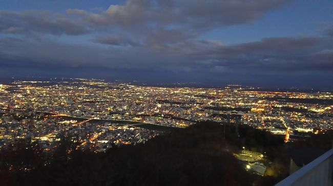 短い旅程でいかに美味しい地元料理と観光を楽しめるのか、チャレンジ！<br />まずは１日目、白い恋人パークとモイワ山にて夜景を楽しみました。