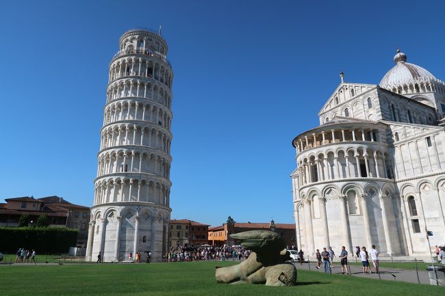 2019年7月にイタリアへ行きました。<br />旅行7日目朝からピサへ行きお昼をすぎてフィレンツェに戻ってきました。<br />フィレンツェに戻ってきてからも予定を詰めこんでいて旅行記が長くなりそうなので今回は一旦ピサまでで作成しておきます。<br /><br />【斜塔の予約】2019年6月のお話です。<br />ピサの斜塔のチケットは事前に公式サイトからネット予約しました。<br />7/16のチケットを6/26に予約。<br />公式サイトは20日前から予約スタートです。(2020年10月)サイト見たけどこれは変わってないようですね。<br />予約にあたり、私は絶対に入場が9:45~おそくても11:45までの予約が取りたかった。第一希望は10:00か10:15でした。<br /><br />いったい予約は何時から開始なんだろうか?と6月に入ってからは毎日サイトを確認していたところ、日本時間朝9時~9時半の間(イタリア夏時間夜中2時台!)ということが判明(笑) その日によって9時何分からというのはまちまちである。開始時間9:03のときもあれば9:25のときもあった。<br />そして売れ行き具合の確認や購入の練習(笑)<br /><br />6/26予約日朝9時から予約に備えるがなぜかこの日は9時半過ぎても開始されず、10時30分~45分頃にようやく予約ページが更新されたのでありました。<br />1ヶ月近く毎日確認して時間調べてたのにこういうこともあるんだな~と(笑)<br />結果は希望通りの入場10時を取れました。<br /><br />購入の練習とはなんぞや?ですが<br />日によって違ったりもしてましたがだいたい10時、11時、12時台は人気が高いらしく、一瞬でなくなるときも多々あり。<br />なので、決済画面ギリギリまで進んで、入力事項を事前確認の上、いかに早く入力できるかちょっと練習してみたりってことをやったりしてました。<br />ほんとライブのチケット取りと似ている(笑)<br />事前ネット予約は各時間10枚ずつの販売なのでありました(^_^;) 今もそうなのかしら?<br /><br />私のように絶対にこの時間のものでないとダメ! という場合は予約を頑張るしかないですが、当日のチケ売場は、時間に余裕みておけば1時間後ぐらい以降のものであれば30人とか空いてましたから、ハイシーズンでもなんとかなるんではないかなと思います。<br /><br /><br />【斜塔への道のり】<br />行きは「Pisa S. Rossore」駅から徒歩<br />とにかく近い! 乗る電車がこちらに駅に停車するものであればここからをおススメします。徒歩5分<br /><br />帰りは「Pisa Centrale」駅まで徒歩<br />遠くはあるが街並み見ながらだから苦ではなかったです。悪天候時は辛いかも。徒歩25~30分ぐらいかかった?←ジェラート買ったりしてたからです(笑)<br />時間が許せばピサで食事して帰りたかった!<br /><br /><br />イタリアの列車時刻のアプリが超絶便利であった。<br />何分遅れとか発車ホームの表示とかアプリ上で確認できるのはありがたかった。<br />旅行前にこれらのアプリをいじっていたら、「Pisa S. Rossore」に停車するのがわかったので行きはこちらの駅で降りることにしました。<br /><br /><br />1日目 羽田発→仁川経由→ローマ着 (ローマ泊)<br />2日目 ローマからカプリ島に移動 (カプリ島泊)<br />3日目 カプリ島滞在 青の洞窟見学 (カプリ島泊)<br />4日目 カプリ島からポジターノ、アマルフィ観光 (カプリ島泊) <br />5日目 カプリ島→ナポリ半日観光後フィレンツェに移動(フィレンツェ泊)<br />6日目 フィレンツェ郊外 アウトレットモール等行く (フィレンツェ泊) <br />7日目 午前中ピサ 午後フィレンツェ観光 (フィレンツェ泊)★<br />8日目 チンクエテッレ観光 (フィレンツェ泊)<br />9日目 夕方までフィレンツェ観光後→ローマに移動 (ローマ泊)<br />10日目 ローマ観光 (ローマ泊)<br />11日目 ローマ観光 (ローマ泊)<br />12日目 14時半頃までローマ観光後空港へ、ローマ発→仁川(機内泊)<br />13日目 仁川着、韓国入国し焼肉食べアカスリ行く、仁川発→羽田着