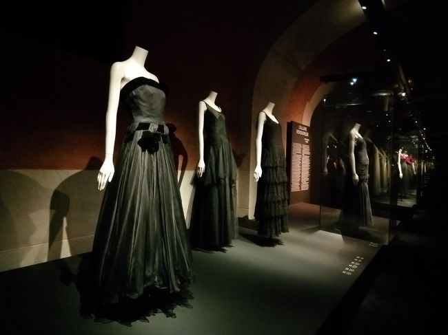 パリのガリエラ美術館は、モードとコスチュームの展示を専門とするパリ市立の美術館。<br />小ぢんまりとした美術館ですが、その展示は芸術的、社会的に素晴らしく、ファッショニスタだけでなく服装に全く無頓着という人にも興味深い内容です。<br /><br />そのガリエラ美術館で、2020年10月20日から『ガブリエル・シャネル、マニフェスト・ドゥ・モード展』が開催されています。<br />期待を裏切らない素晴らしい特別展でした。<br />展示数の多さに驚き、さらにそのデザインの美しさ心を奪われ、その保存状態の良さに感心。<br /><br />