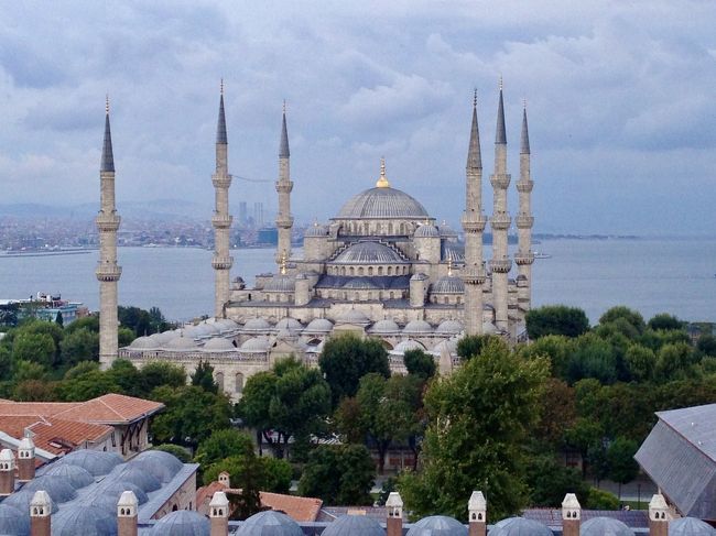 2014年の夏休みの家族旅行の記録です。<br />パパはギリシャから合流だったので、トルコは長女10歳、次女5歳を連れた母娘3人旅です。<br />当時はSIMフリーのスマホを持っていなかったので、家に残ったパパのために、旅行中Wi-Fiにつながったところで、写真をアップロードして旅の様子を伝えていた旅行記がありますが、少しでも個人旅行の計画の参考になればと思い、コロナで海外に行けないこの時期に、きれいにまとめ直すことにしました。<br /><br />今の会社に転職して、初めて2週間の夏休みをフル活用した旅です。<br />土日挟んで16日間の長旅がうれしくて、今思うと、詰め込み過ぎのスケジュールで、予定通りに進んだのが奇跡みたいに思います。<br />トルコ国内だけでも、イスタンブール、カッパドキア、パムッカレ、クシャダシと4都市訪問し、さらにフェリーでギリシャに渡り、エーゲ海のサモス島、ミコノス島、サントリーニ島をめぐりながらアテネに抜けるという、大移動の旅でした。<br /><br />子連れでトルコに行くというと周囲に驚かれましたが、トルコは昔両親とツアーで行ったことがあり、治安も良かったし、世界遺産のオンパレードで子供たちにも楽しいんじゃないかと思い選びました。<br />実際、子供たちはまだ小さかったですが、インパクトが強かったのか、トルコやギリシャのことはよく覚えてるみたいです。<br />今回旅行記を書くのに、何かと子供たちにも確認しましたが、家族旅行の思い出を振り返るいい機会になりました。<br /><br /><スケジュール><br />8/2 羽田からドバイ経由でイスタンブール ←ココ<br />8/3 イスタンブール観光 ←ココ<br />8/4 イスタンブール半日観光後、飛行機でカッパドキア ←ココ<br />8/5 カッパドキア終日観光<br />8/6 カッパドキアからパムッカレに移動<br />8/7 パムッカレ終日観光<br />8/8 パムッカレからクシャダシに移動<br />8/9 エフェソス遺跡観光<br />8/10 クシャダシからサモス島経由でミコノス島に移動<br />8/11 ミコノス終日観光<br />8/12 ミコノス島からサントリーニ島に移動<br />8/13 サントリーニ終日観光<br />8/14 サントリーニから飛行機でアテネに移動<br />8/15 アテネ終日観光<br />8/16 アテネからドバイ<br />8/17 ドバイ経由で羽田着<br />