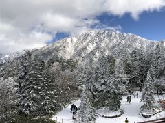 北アルプス：山は一面雪景色