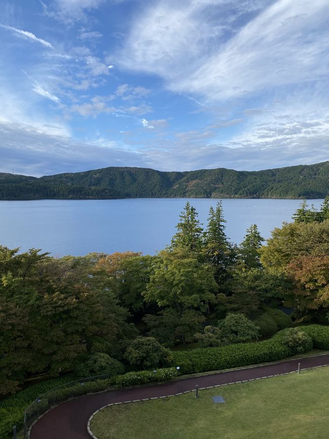 2020年10月に夫婦で箱根に行ってきました。箱根旧街道をトレッキングして宿泊したのは芦ノ湖を一望できる小田急山のホテル。2日目は地域共通クーポンを使って元箱根港周辺と箱根湯本で食べ歩き。<br /><br />箱根は電子クーポンに対応しているお店が多く、かなりお得に食べ歩きができました。<br /><br />動画はこちら<br />https://youtu.be/sANu1Jmt1I8