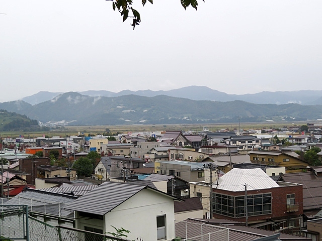 2020年10月に1泊2日で山形へ旅行しました。仕事の都合で金曜日に休暇がとれることになりました。せっかくの休みなのでどこかに1泊で出かけようと思ったのです。<br /> 旅行のテーマは温泉とラーメン。たまにはそんな旅行もよいでしょう。面倒くさがりで事前にしっかりと計画を立てたりはしないのですが、今回は食事をする店と温泉についてはしっかりと決めておきました。また、交通手段は新幹線での往復としましたが、JR東日本の「えきねっとトクだ値」を利用することにしました。<br /><br /> 予定としては、10/16(金)の朝に大宮を出発して山形へ。山形市内を観光して当日は山形に宿泊。翌日に赤湯、米沢を観光して新幹線で帰るという日程を考えました。<br /><br /> この旅行記は、旅行2日日、山形駅から赤湯温泉へ向かい、温泉に入ったり、温泉街を散策、昼食をとるまでを記しています。