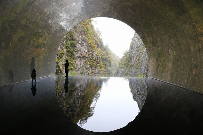 今年の５月にスペイン･ポルトガル旅行を計画していたところ、新型コロナウイルスの影響でツアーが中止。<br />予定が空いたので八幡平のドラゴンアイを見ようと計画したものの、こちらもコロナの影響でホテルがクローズして断念。<br />やむなく時期を半年ずらして秋に変更し、東北の名湯と紅葉を巡る旅を計画して、８泊９日のドライブ旅行に出かけてきました。（コロナ対策として密を防ぐため、しんどいけれどマイカーで出かけました）<br />ただ旅行時期を半年ずらしたおかけで、何とGoToトラベルキャンペーンが利用でき、お得に旅することができました。<br />今回の旅程は、<br />10月17日（土）マイカーで出発し、新潟県の新発田城を観光して村上市の瀬波温泉泊<br />10月18日（日）山形県鶴岡市内観光後、出羽三山神社参拝して休暇村羽黒温泉泊<br />10月19日（月）秋田県角館市内と田沢湖を観光後、乳頭温泉泊<br />10月20日（火）八幡平散策後、山形県の銀山温泉泊<br />10月21日（水）立石寺を観光後、福島県裏磐梯の五色沼散策して猫魔温泉泊<br />10月22日（木）大内宿、鶴ヶ城・飯盛山観光後、東山温泉泊<br />10月23日（金）新潟県に移動し、清津峡渓谷トンネル観光後、大湯温泉泊<br />10月24日（土）西福寺参拝後富山県に移動し、海王丸パークと高岡大仏･瑞龍寺観光し宿泊<br />10月25日（日）世界遺産の相倉･菅沼合掌造り集落観光後帰宅<br />今回の全走行距離は約２８００Km。<br />一人で運転したので結構しんどかったけれど美味しいものをいただき、きれいな紅葉が眺めて、毎日温泉に入られたので疲れも緩和されました。<br />国内旅行にしては長い旅行だったので、14回の旅行記にまとめて紹介したいと思います。<br />今回は旅行7日目に行った清津峡渓谷トンネルと8日目の午前中に行った西福寺の観光を紹介します。<br />西福寺の石川雲蝶の彫刻はとても見事でした。