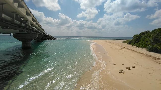 アトールエメラルド宮古島でゆっくり朝ご飯のあとHISの島内観光ツアーで宮古島を回りました。<br />島内観光バスを予約したのが5980円でしたのにゴーツーキャンペーンの対象で35％引き更に当日利用のクーポンが15％ついてきました。ありがたいです。<br />でも宮古島で電子クーポンが使えるところが無いのです、ホテルだけでした。<br />でもありがたく利用しましたよ。<br />ホテル前に9時50分にピップアップがありました。<br />マジ伊良部大橋を渡ります。伊良部島、展望台で宮古ブルーを堪能。<br />下地島、來間島、池間島、雪塩製塩所、東平安名埼灯台を回り7時間余りの観光をさせていただきました。<br />レンタカーでは回りきれない。疲れもせず、ガイドさんから色々お話しを聞かせていただき愉しい島内観光を<br />しました。<br />夕食はホテル近くの海の幸という魚料理店。<br />明日は東急リゾート。楽しみです。