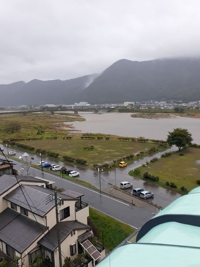 小雨の降る中、上田城を３０分ほどかけて周遊し、今日の目的地、上山田温泉に向かう。コロナ禍で、且つ平日の午後とあって、上田城は閑散としていて、場内を歩く人も数える程しかいなかった。去年は本丸跡で菊花展が開催されていて、丹精に育てられた大輪の菊に感嘆したが、今日はそうした催しもなく、資料館に向かう人も少ない。ＮＨＫ大河ドラマ、真田幸村が放映されていた当時は、ブームに乗って大勢の入館者もあっただろうが、今日は館の外の五文銭の旗も小雨に打ちひしがれているような感じだった。<br /><br />上山田温泉も今は千曲市となって、町中は去年の千曲川大水害の跡はとどめていないが、ホテルの地下駐車場は水没後の復旧もままならず、臨時の駐車場は相変わらず遠く離れた場所にあった。各地温泉ホテルにあるように地階にはいろいろな娯楽施設もｓるが、そこもまだ修復されていない状態で、子連れの家族などには残念だろう。が、多くはここへ来る目的は温泉に入ることであり、そうした家族もゲームセンターが使用できなくても、殆どは差しさわりはないだろう。<br /><br />我々も荷物を部屋に置いて、早速浴場に向かう。８階には露天風呂もあって、眼下の千曲川を眺めながら、ゆっくりと浸かる。最初に行った時は、入浴者はまだ誰もおらず、露天を一人で貸し切っていたが、暫くして他の客も入ってきて、その内大さんもやってきて、順次ボヘさん、Ｉｎａさんとやってくる。ボヘさん、Ｉｎａさんは長湯が好きではないのか、後からやって来たのだが、先に出て行ってしまった。６時半からの夕食時間にはまだ十分時間もあり、残った大さんと二人、湯当たりする程に長々と下々の話に興じた。大さんは実に知識が豊富で、教養の深い人だ。こういう人と話をすると何か自分も賢くなった気分になる。<br /><br />６時半からの食べ放題、飲み放題。少し早めに来たら会場に入れれ、ここも又一番で飲食にあり着くことができた。去年はカニの食べ放題だったが、今年は無し。食材は去年よりも少し劣る感じだ。飲み方に関しては去年同様、長野地酒、ワイン等々、飲み放題。コロナ禍とのことで、去年は２時間フルに飲み食いできたのだが、今年は１時間半に短縮。Ａｆｔｅｒ　Ｃｏｒｏｎａ．世の中の仕組みが少しづつ変わってきているのだろう。<br /><br />１時間半の飲み放題で、たっぷり飲んだ筈だが、酒豪の４人にはそれでもまだ飲み足りない。一旦部屋に引き上げ、２次会は８時半から我が部屋に集合。大さんが店から持ってきたフランスボルドーの大瓶ワイン。農家ワインだ。乾き物の摘まみで、４人大いに盛り上がる。こんな楽しい飲み会も近年記憶にない。去年は外に出て、タイスナックへ行き、やや盛り上がったが、今年はコロナで開店休業。タイ美人もコロナでは出稼ぎにやって来ることもできない。雨でもあり、外にも出られなかった代わりに、部屋飲みで時間の経つのも忘れた。１２時を回り、ようやくワインも空になって、閉店となる。温泉も良かったが、この部屋飲みも良い思い出になる。