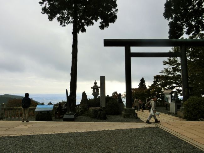 7月から県内旅行を続けています。<br />このようなコロナ禍にならなければ訪れることもなかったところもあり、神奈川再発見になっています。<br /><br />コロナ禍の県内旅行第10段。<br />今回は丹沢の南端にある大山に登ります。<br />登ると言っても、家内が西丹沢で怪我をしてから１ケ月。<br />脚の痛みはもう無いようですが、まだ無理はできません。<br />今回は怪我の後の初ハイキングです。<br /><br />よって下から歩いて登るつもりでしたが、途中までケーブルカーで登ることにしました。<br /><br />標高1252mの三角形の山で、横浜方面から見ると、丹沢山脈の一番左に見える山です。<br />雨が多く、別名「あめふりやま(雨降山)」転じて「あふりやま(阿夫利山)」となったようです。<br />江戸時代、大山詣りで賑わった山です。<br />江戸の人口が100万人の頃、山頂への登山者がひと夏で20万人だったようですので、江戸の人の５人に1人が大山詣りをしていたことになります。