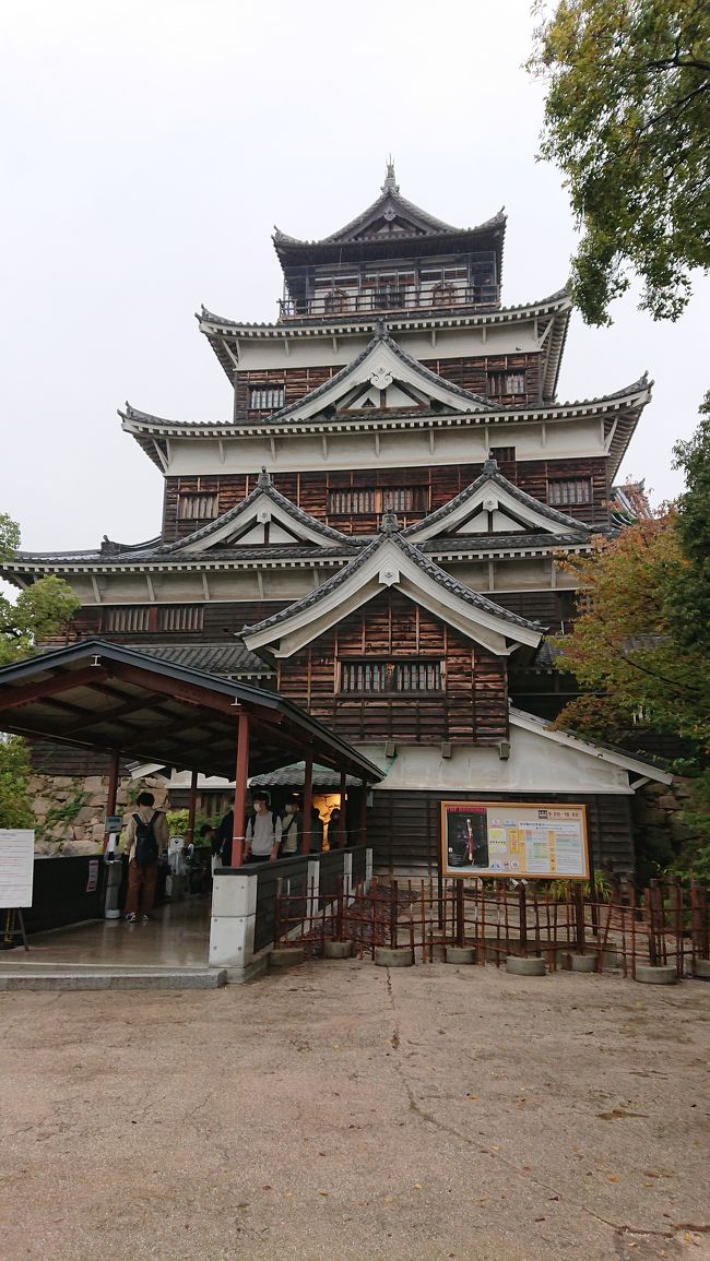 雨の広島を散策しました。<br />原爆ドーム→おりづるタワー→広島城<br />まったりひとり旅♪