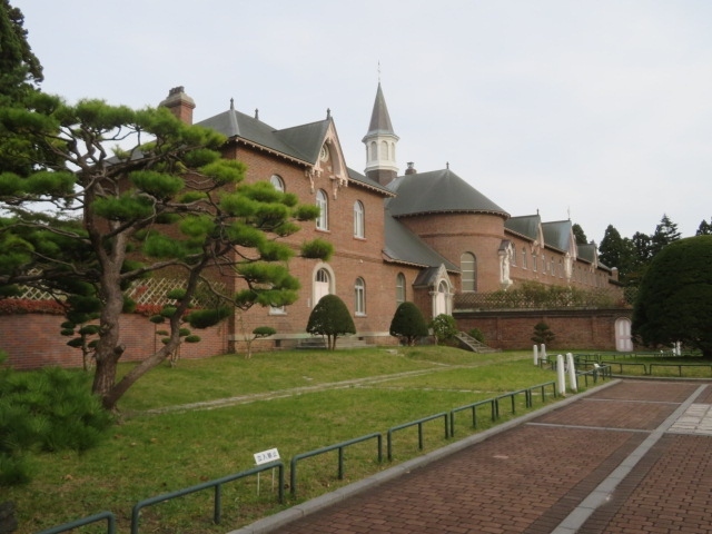 函館市での観光、五稜郭公園・五稜郭跡の散策、五稜郭タワーの展望台見物を終えてからトラピスチヌ修道院に行きました、路線バスを利用して道道83号線（函館南茅部線）沿いにあるトラピスチヌバス停からちょっと歩いて行きました、明治31年にフランスから派遣された8人の修道女が設立した日本初の女子修道院を見ました。<br /><br />函館市郊外にあるトラピスチヌ修道院内のお庭や建物、聖テレジア像・聖ミカエル像など見ながら散策、資料室と売店内を見てからすぐ隣にある市民の森内を散策、広場・池・森・花壇などがあり整備された散策路を歩くことが出来る場所です、敷地内に自由に休憩ができるビジターセンターがあり、ソフトクリームがあるちょっとしたお土産が売られている売店もありました。<br /><br />散策後は再び路線バスを利用して五稜郭に、百貨店の丸井今井に入りました。