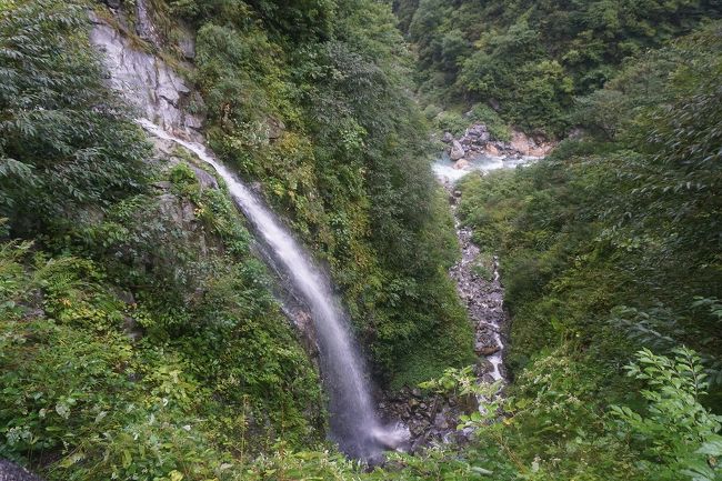 季節の変わり目、富山・長野を旅してきました。<br />コロナが心配ですが、細心の注意を払って、楽しんできました。<br />画像は、欅平にてです。<br /><br />1日目…ちょい旅~2020 千葉・成田市編~→富山旅行記~2020 黒部市編~その1→その2→その3→黒部渓谷散策→黒部渓谷欅平駅→黒部渓谷宇奈月駅→宇奈月温泉(泊)<br />2日目…地鉄宇奈月温泉駅→地鉄立山駅→ケーブル立山駅→ケーブル美女平駅/美女平バス停→室堂バス停→室堂散策→室堂バス停→美女平バス停/ケーブル美女平駅→ケーブル立山駅→立山(泊)<br />3日目…ケーブル立山駅→ケーブル美女平駅/美女平バス停→室堂バス停→大観峰バス停/ロープウェイ大観峰駅→ロープウェイ黒部平駅/ケーブル黒部平駅→ケーブル黒部ダム→黒部ダム散策→黒部ダムバス停→扇沢バス停→大町温泉郷バス停→大町温泉(泊)<br />4日目…大町温泉郷バス停→信濃大町駅前バス停/JR信濃大町駅→JR穂高駅→大王わさび農園→安曇野わさび田湧水群公園→穂高わさび園→JR穂高駅→JR松本駅→松本城→松本(泊)<br />5日目…松本空港→神戸空港