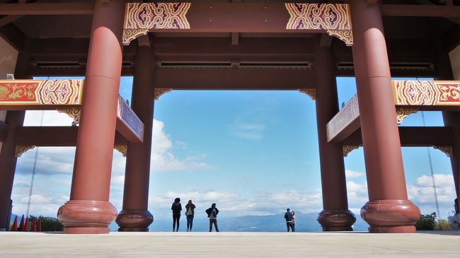 イニシャルDで有名な榛名山のふもとにある巨大寺院、以前から知っていたけど怪しそうで近寄りがたい感じ・・・<br />晴れた休日~行ってみたら絶景!なかなか良かった!<br />