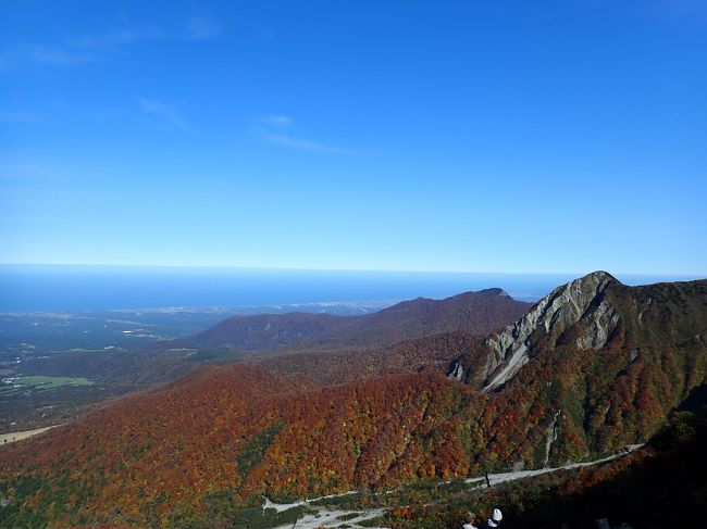 大阪の友とともにコロナになって以来さらにはまってる登山。秋にアルプス狙いたいねといいつつもお互いの日程があうのが10月最後の週末。。。アルプスは調べても降雪の恐れがあり、行き詰っていた時に、ふと南アルプスの天然水のコマーシャルを思い出した。宇多田ヒカルが大山に行っていたはず、そこどう?と打診したところ、友から即答でOKと。<br /> 今はGOTOで安く行ける時期。ホテルの部屋も別々にし、現地集合することに。<br /><br /> ☆10/30 ANA383 羽田9:15 - 米子 10:40 ホテルハーベストイン米子泊<br /> ★10/31 ホテルハーベストイン米子泊<br /> ☆11/1 ANA390 米子20:55 - 羽田 22:15
