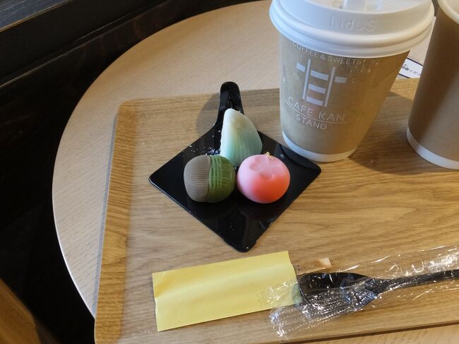 11月03日、ひがし茶屋街を散策後、茶屋街からもほど近い和菓子の老舗「越山甘清堂」の和カフェ『cafe甘stand』にお邪魔しました。 <br /><br />11月06日、和菓子の老舗「越山甘清堂」の 和カフェ「cafe甘 杜の里店」を訪れました。<br /><br />11月08日、ひがし茶屋街を散策後、茶屋街からもほど近い和カフェ「豆月」を訪れました。<br /><br /><br /><br /><br /><br />金沢へ・・・・・