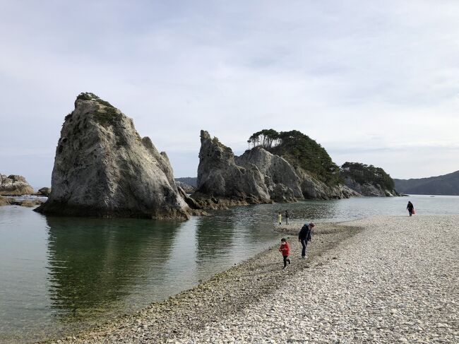 2011年3月11日に発生した東日本大震災から、まもなく10年が経過しようとしています。未曾有の大災害で、多くの人命が失われ、今なお苦しんでいる方、困窮している方も多いと聞きます。<br />さて、2日目にして三陸鉄道に乗車します。<br />まず宮古市の浄土ヶ浜を目指します。<br />浄土ヶ浜は、三陸復興国立公園にある景勝地で、かつて宮沢賢治は「うるはしの　海のビロード　昆布らは　寂光のはまに　敷かれひかりぬ」という歌を詠みました（大正6年（1917年）7月）。<br />火山岩からできた白い岩と小石によって入り江が作られ、その穏やかな風景を、宮古山常安寺七世の霊鏡和尚が「さながら極楽浄土のごとし」と感嘆しました。<br />浄土ヶ浜へのアクセスは圧倒的に自家用車ですが、少ないながらバスも通っており、時間は20分ほどです。<br />ところで、宮古駅の周辺には観光客用の施設は何もありません。駅の売店にも弁当はなく、コンビニもありません。食堂は1軒だけありましたが、地元の方が長い列を作っていました。<br />まだまだ復興していないのか、それとも観光客需要を期待していないのか、何とも複雑な感想を抱いた宮古駅前でした。<br />今回の旅の行程は次のとおりです。<br />1日目：二戸駅からバスで久慈駅前へ移動。レンタカーで久慈を観光。<br />2日目：三陸鉄道で久慈から宮古へ、浄土ヶ浜を観光後、宮古から釜石へ移動し観光。<br />3日目：三陸鉄道で釜石から盛（大船渡）へ移動、BRTで陸前高田へ行き、奇跡の一本松と対面、仙台から帰る。<br />コロナ禍のため、帰宅後2週間以上経過してから旅行記を公開しています。<br />今回の記録には、2011年11月当時の写真（刺激の少ないもの）も入れています。