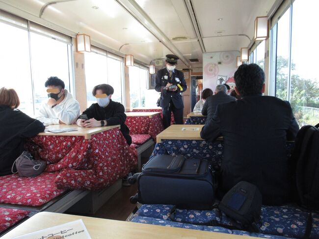 2020/10/21(水)快晴<br />南会津の旅の二日目です。<br />泊まった東山温泉の「向瀧」を後にして、会津鉄道「お座トロ展望列車」で「会津若松駅」から「湯野上温泉駅」まで行き、シャトルバス「猿游号」で今夜宿泊する大内宿に向かいます。<br /><br />「お座トロ展望列車」はその名のとおり、お座敷席とトロッコ席と展望車輌に分かれていて、会津若松駅と会津田島駅間を一日に1往復している観光列車です。<br /><br />各地で吹き曝しのトロッコ車両には乗っているので、今回はこの列車でしか体験できない?掘り炬燵式のお座敷席を予約しました。<br />途中の景色のいい所とか、ネコ駅長の勤務する「芦ノ牧温泉駅」などで停車しながらゆっくりゆっくり走っても「湯野上温泉駅」までは1時間で着いてしまいます。