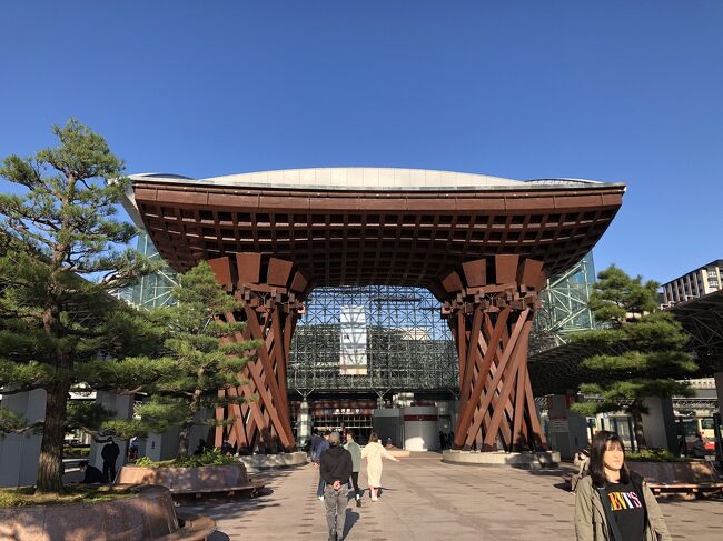 gotoを利用して金沢一人旅へ<br /><br />1日目 11時過ぎに金沢駅到着<br />金沢フォーラス6階もりもり寿しでお寿司<br />↓<br />ひがし茶屋街<br />美かざりあさので金箔貼り体験、KazuNakashimaで甘味休憩<br />↓<br />金沢城公園<br />↓<br />兼六園<br />↓<br />駅前のドーミーイン金沢に宿泊<br /><br />2日目<br />妙立寺<br />↓<br />にし茶屋街<br />↓<br />近江町市場<br />山さん寿司で海鮮丼<br />↓<br />石川県観光物産館で和菓子作り体験<br />↓<br />21世紀美術館<br />↓<br />主計町茶屋街<br />↓<br />ひがし茶屋街<br />↓<br />16時過ぎに金沢駅