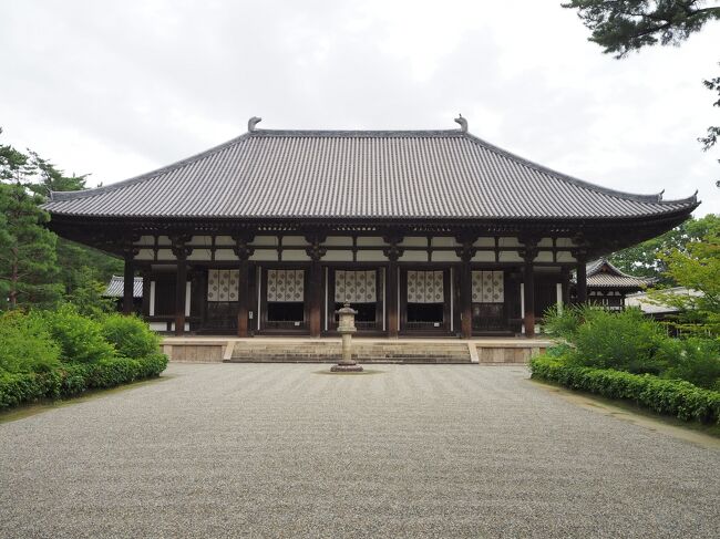早目の夏休みで、35年ぶりに奈良を巡る中年男一人「オトコナラ」の旅。<br />初日、土砂降りの法隆寺・法起寺を抜け出し、奈良駅そばのホテルに拠点を構え、翌日以降で奈良市内に点在する世界遺産「古都奈良の文化財」の8資産を訪れて行きます。<br /><br />本編は、2日目前半、西ノ京地区にある2つの世界遺産である薬師寺と唐招提寺を訪れたものとなります。両寺は、35年前中学の修学旅行で訪れているのですが、どんな建物があったかなどは全く覚えておらず、感覚的には初めて訪れるような感じ。<br /><br />ただ薬師寺に関して言うと、その修学旅行の際に、寺の坊さんから講話というか「ありがたいお話」があったのですが、私共の聞く態度があまりにも悪かったせいか、あなたたちにはこの先悪いことが起きますやらなんやら悪口を並べ立てる事態で、引率の教師が「あそこまで言う事ないだろ！あのク○坊主！」と言ってしまう位の毒ガスを吐いていた次第で、正直この寺に関しては、全くと言っていい位良い印象が無く今日に至るといった具合。<br />さて、そんないわく付き因縁の薬師寺に35年ぶりに訪れ、過去は清算できたのでしょうか？そんな旅行記となります。<br /><br />なお、同時に訪れる唐招提寺には全く何の因縁もございません。トップ画像も因縁のある薬師寺ではなく、唐招提寺金堂としているのは完全なる依怙贔屓でございます。