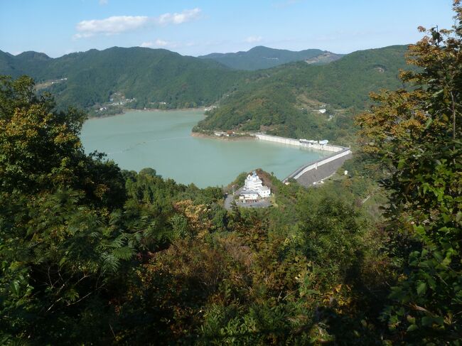 神流湖畔の冬桜の宿神泉に行ったが、何と休館！<br /><br />神流湖　こいこいあいランド会館の鯉のぼり祭りをいつか見に行こうと思っていた。<br />今回は季節が違うが友達が冬桜の宿神泉に日帰り入浴に行かないかと誘われて。<br />その前にテレビの旅番組で中井貴一さんが行った銀鱗亭と日帰り温泉の<br />昭和レトロな温泉銭湯 玉川温泉に行くつもりだったが、<br />妻がコロナで行きたくないがしかたないので付き合ってあげる、なんて吐かすのでやめることにした。<br /><br />そこで友人が気を利かせてくれて冬桜を見て、温泉に入って帰ることにした。<br />が、神泉は昨日、今日と休館だった。<br />そこで来る途中にあった白寿の湯に行くか、と友人が友人に探してもらったら、<br />白寿の湯の少し先、北にかんなの湯があると教えてもらいそこに行った。<br />風呂は、普通、水、泡、極小泡、露天風呂、五右衛門風呂、赤外線サウナ、塩サウナがあり、一通り全部入った。<br />身体は洗う暇がなく30 分で出たら、女性軍はすでに上がっていた。<br />運転手を務めてくれた友人は入らなかって、かつランチにビールも飲めず、<br />こちらだけいい思いをして申し訳ない。<br />人は少なく、風呂上がりのビールも美味く、美味しい唐揚げだった。<br /><br />帰りは長瀞経由で帰った。<br />帰るとすぐにこの小旅行のDVDを作って送ってくれた。<br />