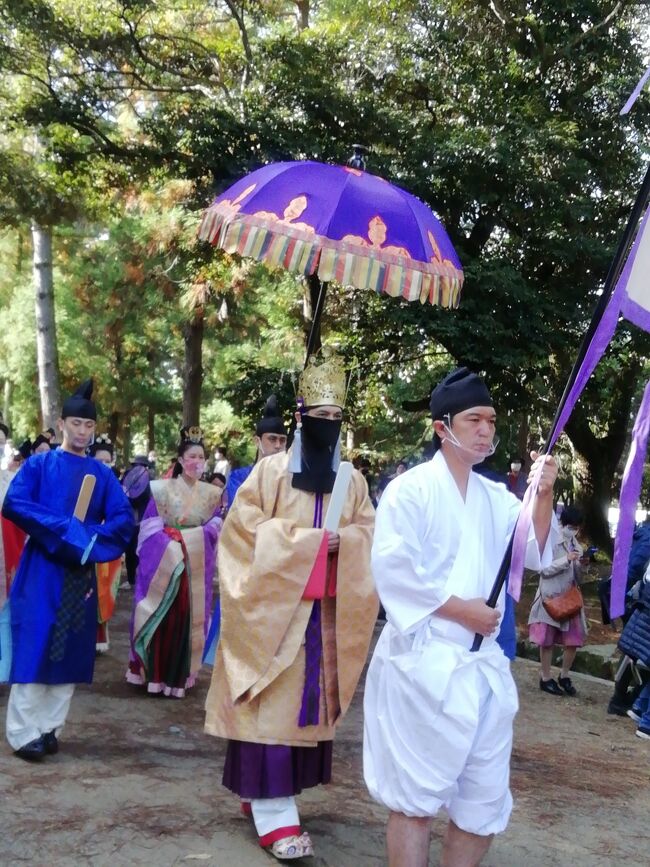 文化の日、天気も良いので急に思い立ち新薬師寺辺りから春日大社方面を歩きました。<br />途中の高畑町は明治期から昭和の初め頃、文人や画家が好んで住んでいたところです。<br />志賀直哉さんの旧居も春日の森に隣接した所に残っており見学することが出来ます。<br />当時の文化人と言われる人が志賀直哉を慕い、この家のサロンに集っていました。<br /><br />志賀直哉旧居のすぐ近くに禰宜と呼ばれる春日大社に勤める人が通われる上の禰宜道（ささやきの小道ともいわれる）があり、とても気持ちの良い道です。<br /><br />毎年この日に行われているという天平時代の行列に偶然出会うことが出来ました。<br />奈良のお祭りと云えば１２月１７日に行われる春日若宮おん祭が有名ですが文化の日にもこのような行事があることは知りませんでした。<br /><br />聖武天皇，光明皇后様など時代衣装を着けた煌びやかな行列でしたがコロナの影響で歩く距離も短く人数も少なくして行われていたそうです。<br /><br />聖武天皇に扮していた人はは奈良出身の俳優加藤雅也さんだったそうです。<br />後でニュースで知りましたけれど道理でイケメンでした<br /><br />