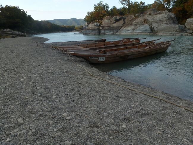 神流湖畔の温泉、神泉が休館だったので長瀞の岩畳を見に行く<br /><br />先日テレビで見た銀鱗亭に行く予定で、主人がスケジュールを組んだ。<br />行きがけに昭和レトロな温泉銭湯 玉川温泉に入ってからと、<br />丁度割引券とジュース券が入ってきたのでコロナで行きたくないが行くつもりでいたら、<br />主人がそんなんならやめるということで中止。<br />それを友人に言うと、しばらくして、冬桜の宿神泉が近くにあり、<br />日帰りもでき丁度冬桜が咲いているので行かないかと誘われて、<br />行く事にしました。<br /><br />神流湖の冬桜を見て、かんなの湯に入って、長瀞に来ました。<br />県道13号を行き、国道140号に出ると長瀞の次の駅野上なので、<br />一駅分戻って長瀞岩畳に行ってR140号を寄居駅まだ帰りました。<br />そこでバイバイして私たちは八高線で20分待って帰りました。