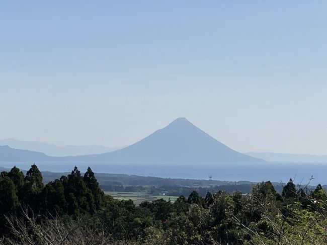 念願だった開門岳に登りました～<br />百名山です！（深田久弥氏が選んだ100座）<br /><br />＜スケジュール＞<br />11/3　JL641  HND(6:25)→KOJ(8:15)<br />11/4　JL652 KOJ(18:40)→HND(20:10)<br />宿：指宿温泉　休暇村<br />　JL楽パック　21,190円（地域クーポン5,000円）<br />レンタカー：サイコーレンタカー　２日間　3,100円<br /><br /><br />1日目は開門岳　<br />2日目は枕崎、知覧特攻平和会館、霧島神宮を<br />登山、訪問、お参りさせて頂きました。<br /><br />２日間とも快晴で、桜島・開門岳日和でした。<br />ありがたい！<br /><br />ダイジェスト版で個人ブログ始めました<br />良かったら覗いてください。<br />https://akitayume.hatenablog.com