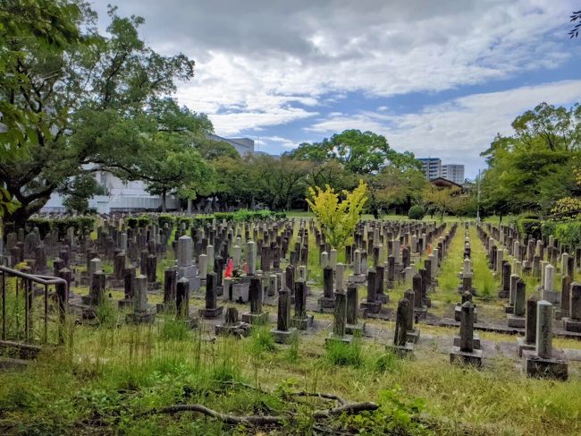 そもそも陸軍墓地の存在を知りませんでした。<br />真田丸跡を見物しようと三光神社さんへ参拝したあと、裏山が真田丸の頂上なのかな?と、登るとそこには墓地が有りました。<br />本当にひっそりと忘れられたかの様に静かに時間が過ぎている感じがしました。<br />本来は弔う場所ってこうなんでしょうね。<br />色々と政治的な事にも翻弄されない墓所で安心して眠られているのだと思います。<br />Go to バラマキ政策に便乗の旅、なんてふざけた旅行でしたが、一つ良い知識を得られたような気がします。