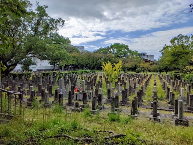 そもそも陸軍墓地の存在を知りませんでした。<br />真田丸跡を見物しようと三光神社さんへ参拝したあと、裏山が真田丸の頂上なのかな？と、登るとそこには墓地が有りました。<br />本当にひっそりと忘れられたかの様に静かに時間が過ぎている感じがしました。<br />本来は弔う場所ってこうなんでしょうね。<br />色々と政治的な事にも翻弄されない墓所で安心して眠られているのだと思います。<br />Go to バラマキ政策に便乗の旅、なんてふざけた旅行でしたが、一つ良い知識を得られたような気がします。